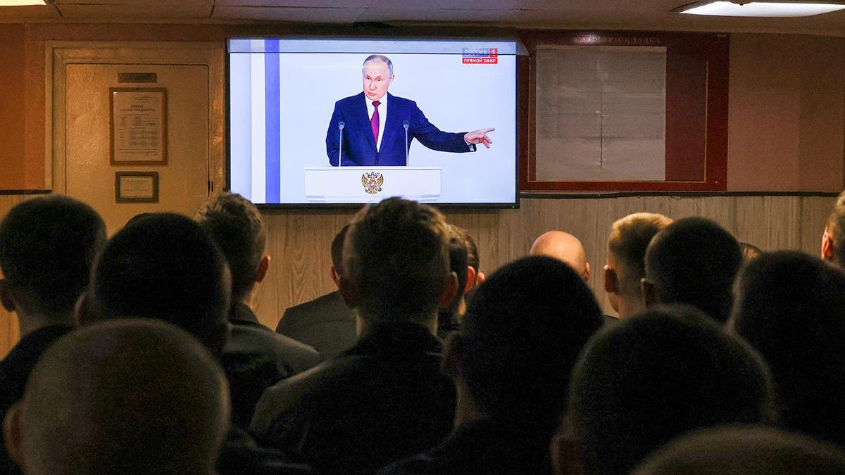 Владимир Путин (на экране)