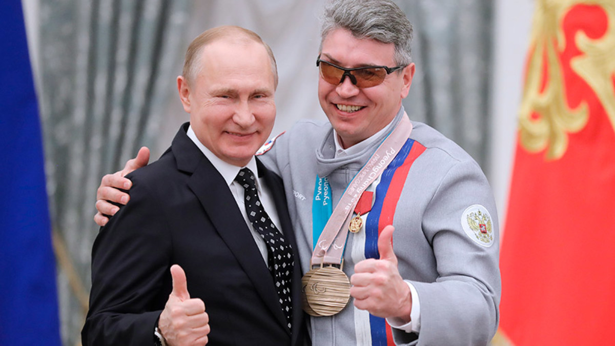 Владимир Путин и двукратный бронзовый призер XII Параолимпийских игр по горнолыжному спорту Валерий Редкозубов, который был награжден медалью ордена «За заслуги перед Отечеством» I степени