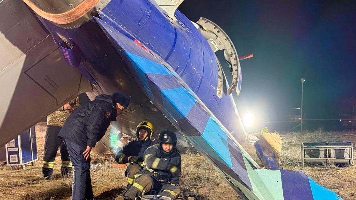 Аварийно-спасательные работы на месте крушения самолета Embraer 190 авиакомпании Azerbaijan Airlines вблизи Актау, Казахстан, 26 декабря 2024 года