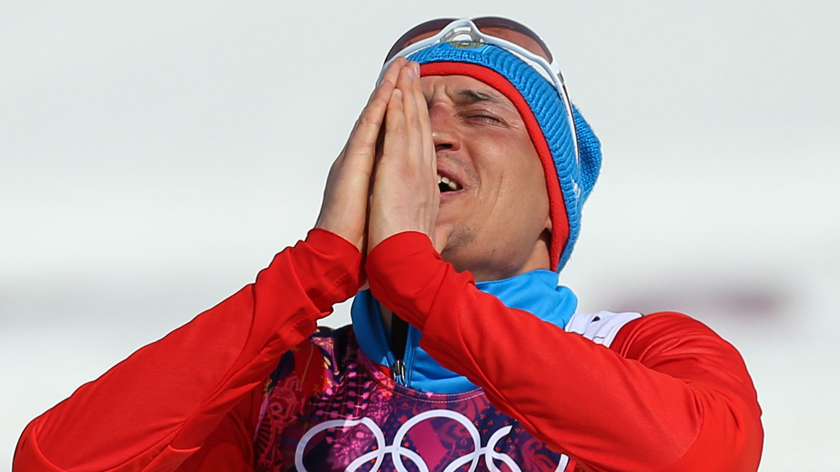 Александр Легков, Максим Вылегжанин и Илья Черноусов выиграли золото Олимпиады в Сочи в лыжной гонке на 50 км. Тогда россияне заняли весь пьедестал впервые в истории Олимпиад. 1 ноября 2017 года МОК лишил Легкова этой медали, а также серебра в эстафете 4×10 км. Его признали виновным в употреблении допинга и пожизненно лишили возможности выступать на Олимпиадах.
6 декабря Легков в составе группы отстраненных спортсменов подал иск в Спортивный арбитражный суд.