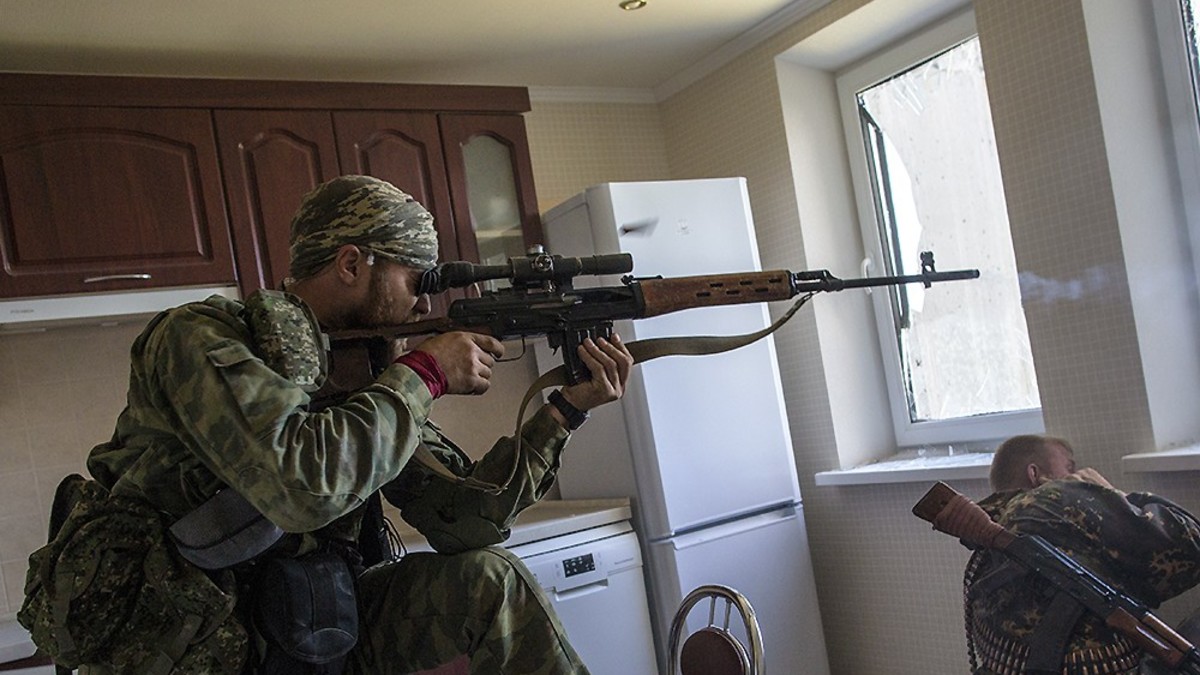 Боец народного ополчения во время боя между украинской армией и народным ополчением в Шахтерске
