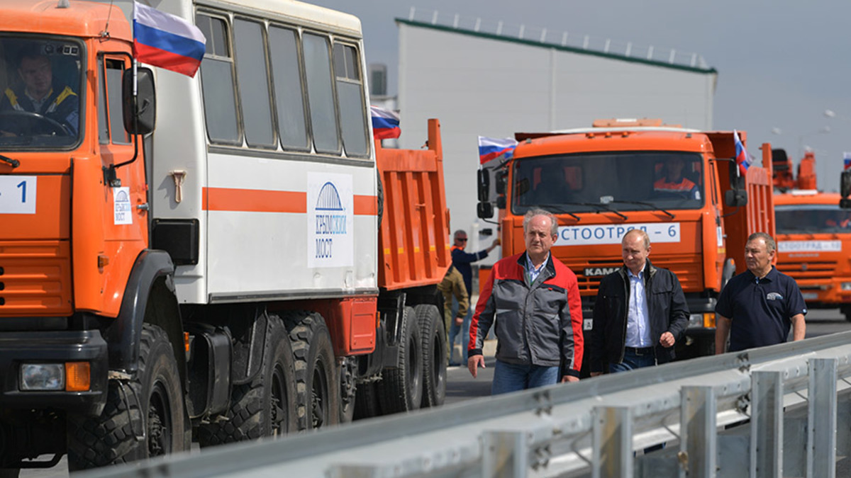 15 мая в ходе торжественной церемонии Владимир Путин открыл регулярное автомобильное движение по Крымскому мосту, который соединил материк с полуостровом