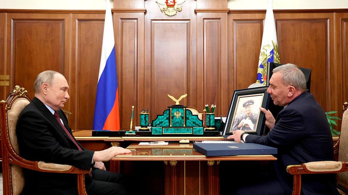 Владимир Путин и Юрий Борисов во время встречи