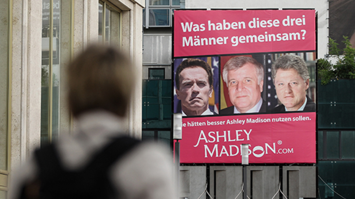 Рекламный плакат сайта знакомств Ashley Madison в Берлине