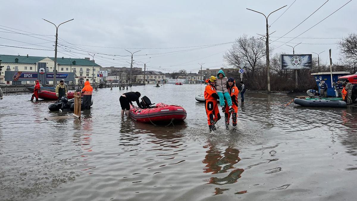 Взяли попугая, деньги и убежали»: репортаж РБК из затопленного Орска — РБК