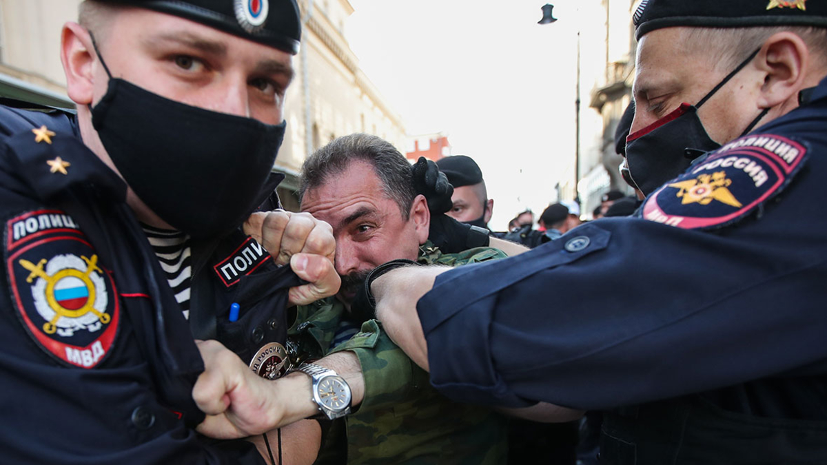 Задержание участника несанкционированного митинга сотрудниками правоохранительных органов на Петровке