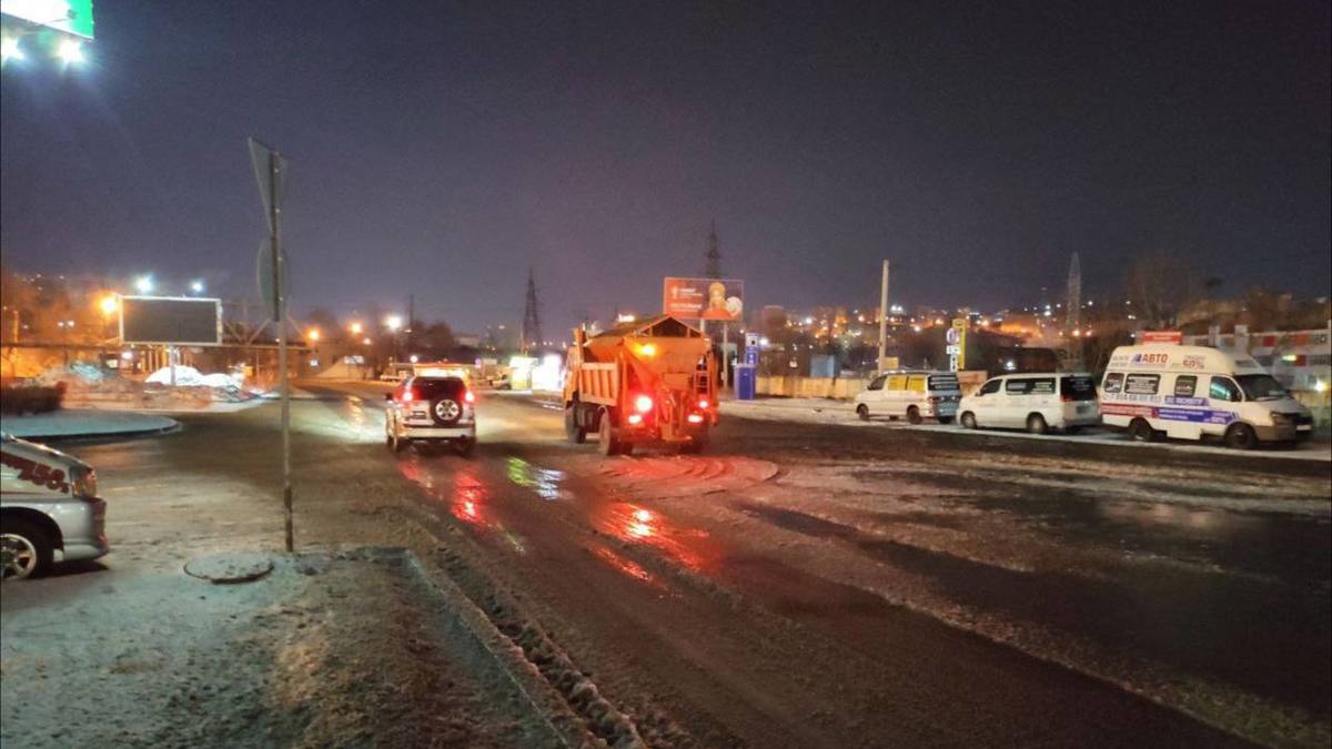 Площадь Луговую во Владивостоке затопило канализацией — РБК