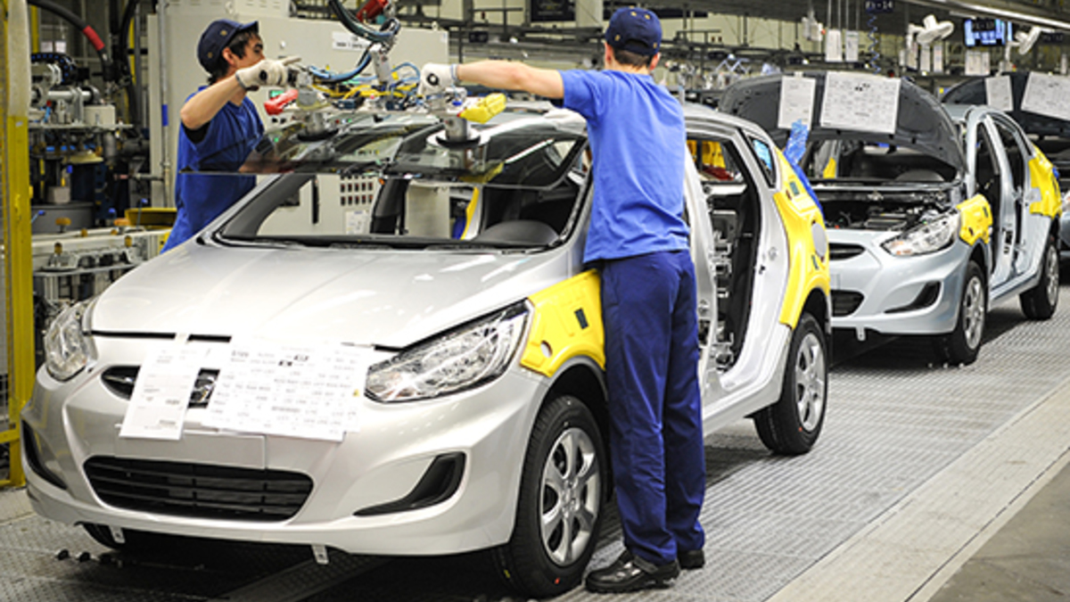 Работа завода по производству автомобилей Hyundai в Санкт-Петербурге