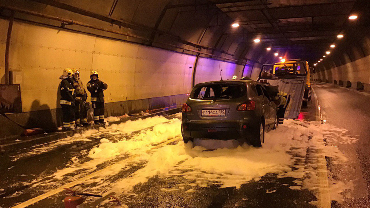 В Северо-Западном тоннеле в Москве загорелся автомобиль — РБК