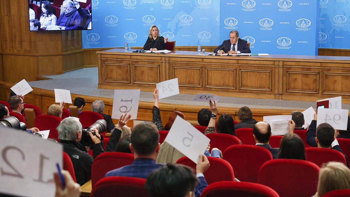 Мария Захарова и Сергей Лавров во время ежегодной пресс-конференции по итогам работы российских дипломатов в 2022 году