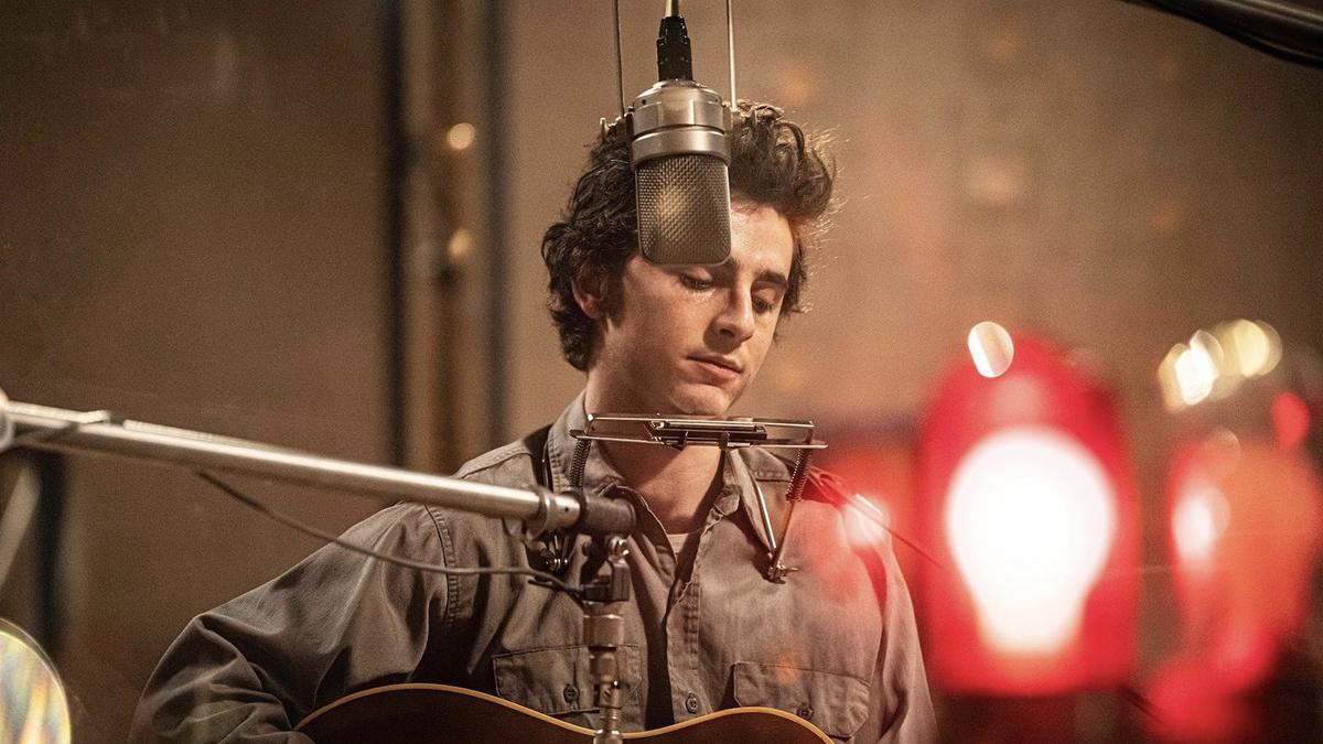 Тимоти Шаламе в роли легенды американской фолк-музыки. Кадр из фильма «Боб Дилан: Никому не известный»