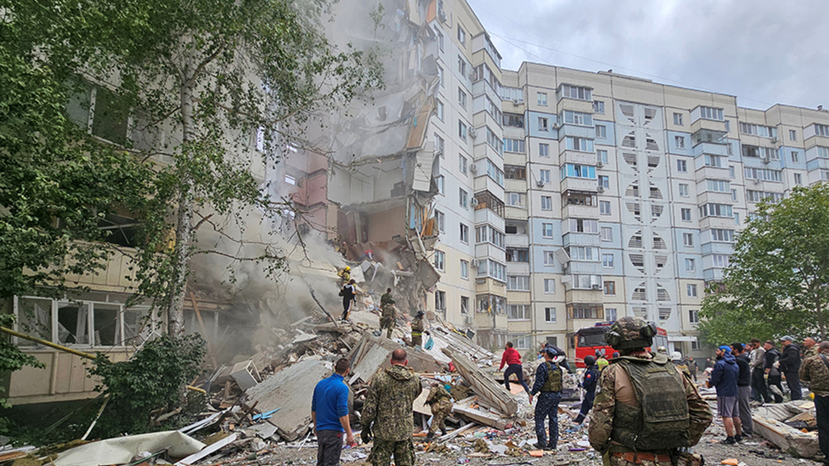 Часть дома в Белгороде обрушилась после ракетной атаки. Фоторепортаж — РБК