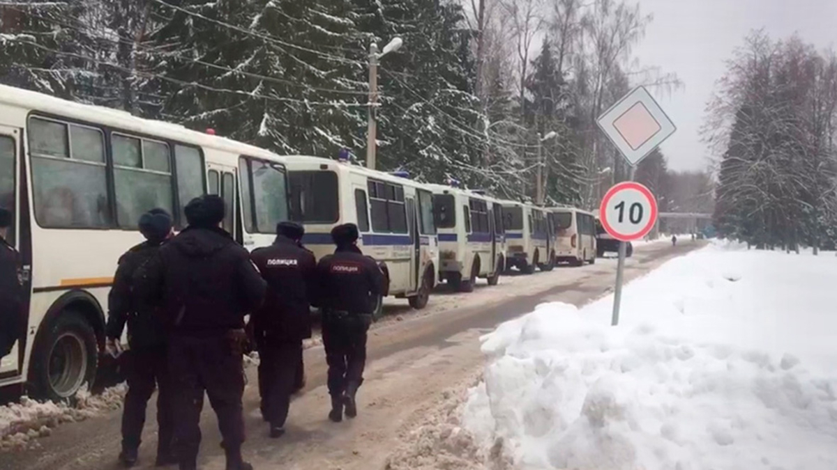 В Москве перед спецприемником ночью скопилась очередь из автозаков — РБК