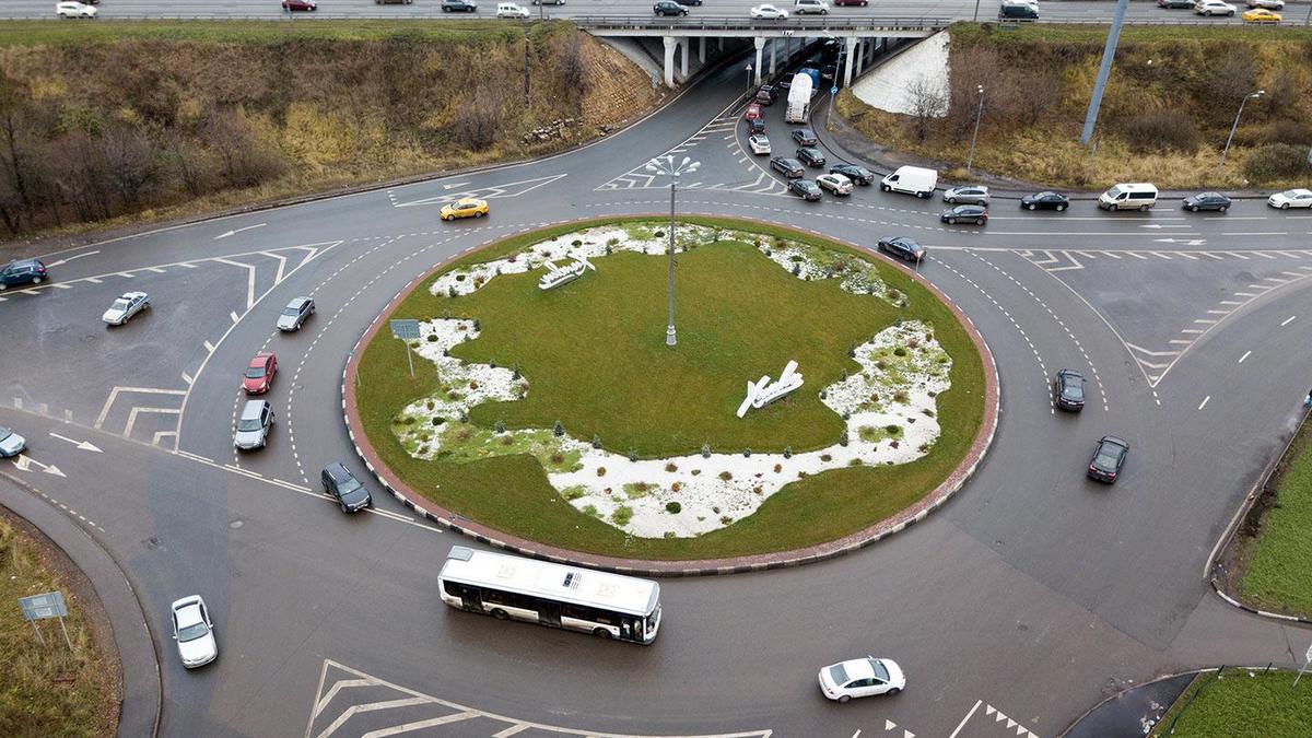 В ПДД внесут важные изменения в части движения по кругу. Как не попасть на  штраф :: Autonews