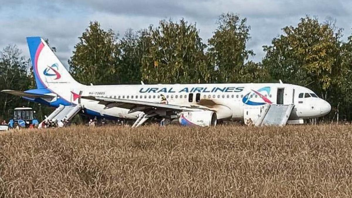 Авангард» пригласил на матчи КХЛ пассажиров севшего на поле самолета ::  Хоккей :: РБК Спорт