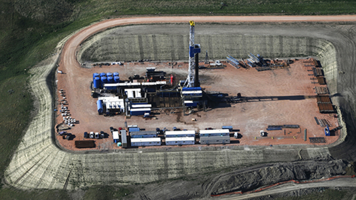 Буровая вышка на нефтяном месторождении. Архивное фото