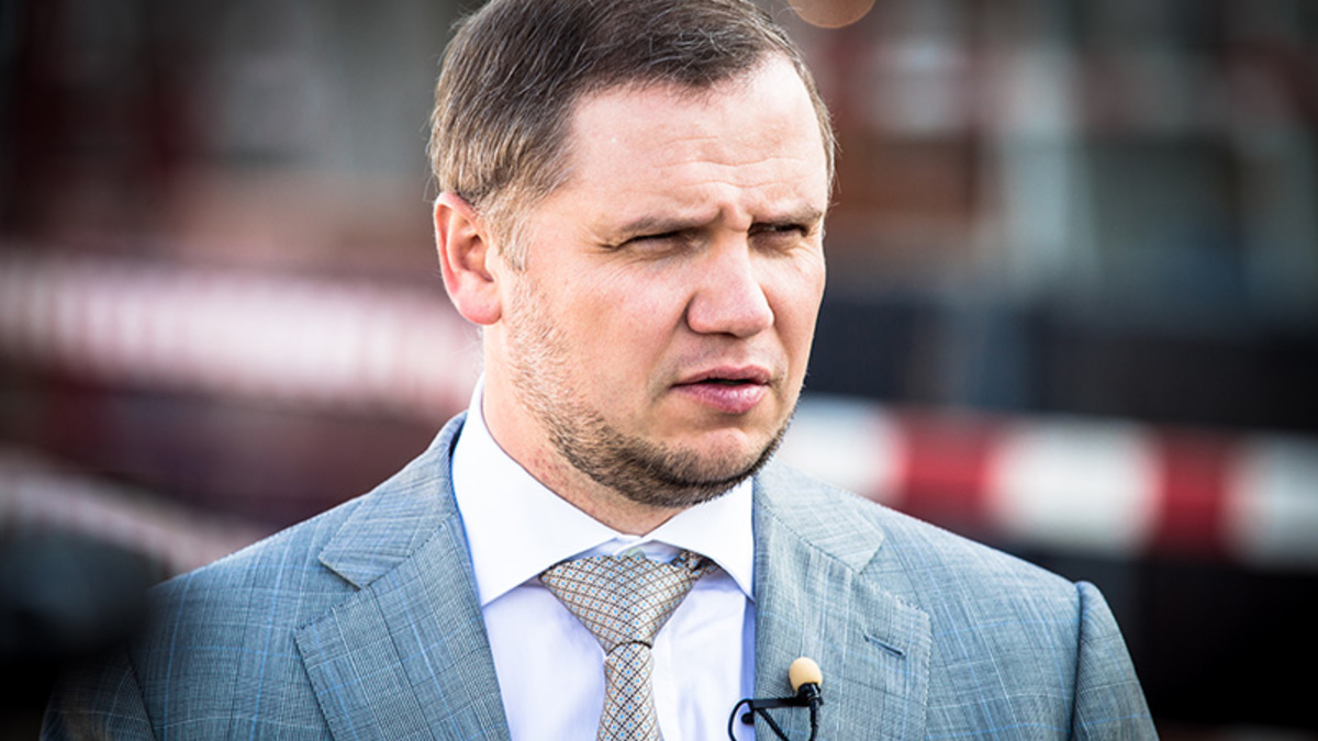 Александр Ручьев, президент и совладелец строительной группы «Мортон»:
Снижение ставки – это самое мудрое и правильное решение в сегодняшней ситуации, это яркий и адресный сигнал всему российскому бизнесу, который даст нам всем уверенность в будущем. Если правительство будет двигаться в этом же направлении, планомерно снижая ставку, это позволит в кратчайшие сроки вытолкнуть экономику вверх, потому что внутренних ресурсов для этого в России сегодня достаточно.
Для строительной отрасли это действительно очень ожидаемый и необходимый шаг, это большое дело. После повышения ставки ЦБ до 17% для бизнеса кредиты подорожали до 20–28%. Этот уровень стал фактически заградительным. Теперь же стоимость кредитов для бизнеса автоматически снизится на 2%. Вслед за этим вниз пойдут ставки по ипотеке, доля которой в январе уже упала на 20–25 п.п. Все это стимулирует спрос и позволит рынку укрепиться.