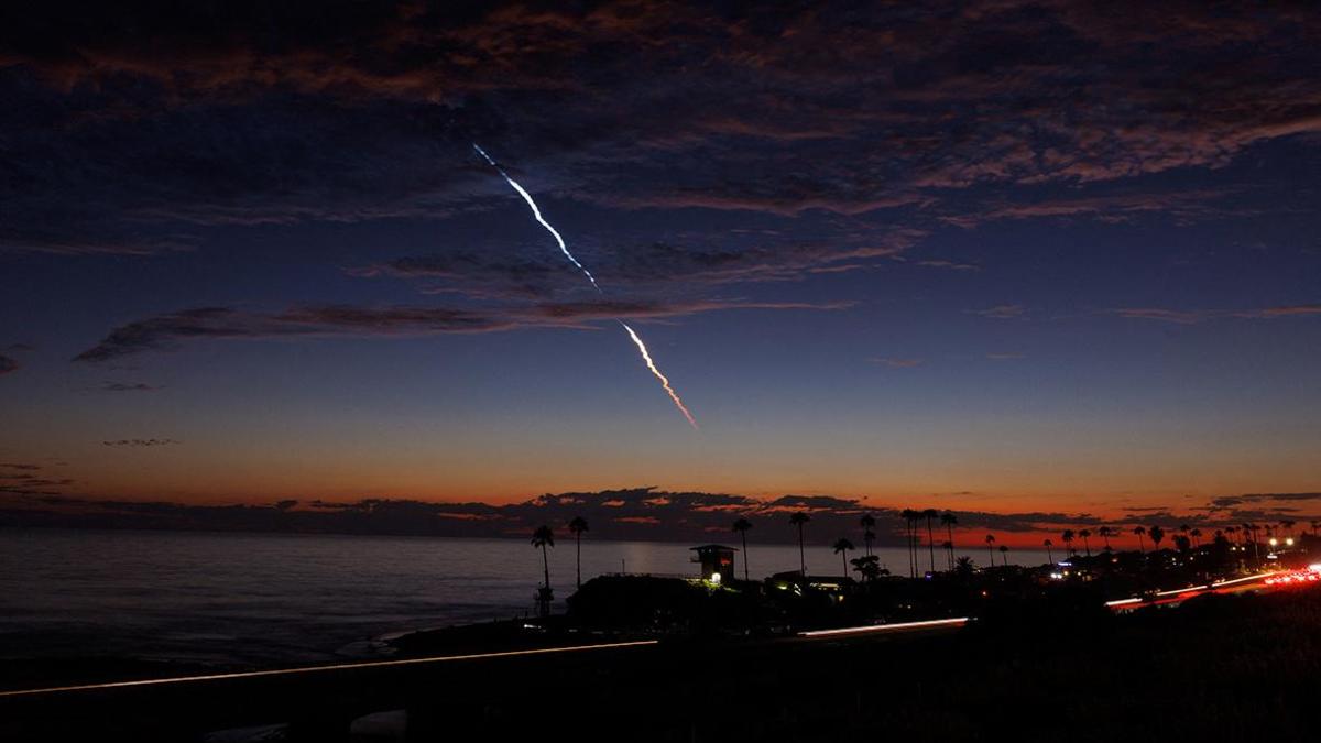 Вечерний запуск ракеты SpaceX Falcon 9 с 20 спутниками Starlink