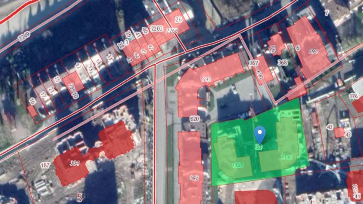 Фото: Скриншот кадастровой карты. Участок, где построена гостиница, выделен зеленым
