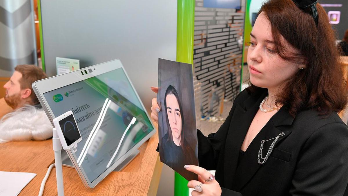 Краш-тест биометрии при «оплате улыбкой» в офисе Сбера на Цветном бульваре