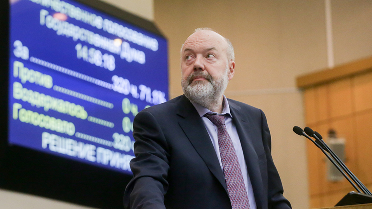 Председатель комитета Госдумы по государственному строительству и законодательству
Фракция: «Единая Россия»
Статистика: восемь внесенных новых законопроектов, десять результативных в осеннюю сессию (все приняты в целом)
Основной вклад: социально значимые темы — семейное право (3 законопроекта), защита прав туристов и пассажиров (2), жилищные права (1), антитеррор (1), зоозащита (1), избирательная реформа (1), геополитика (1), отраслевой лоббизм по развитию нотариата (4 законопроекта) и др.