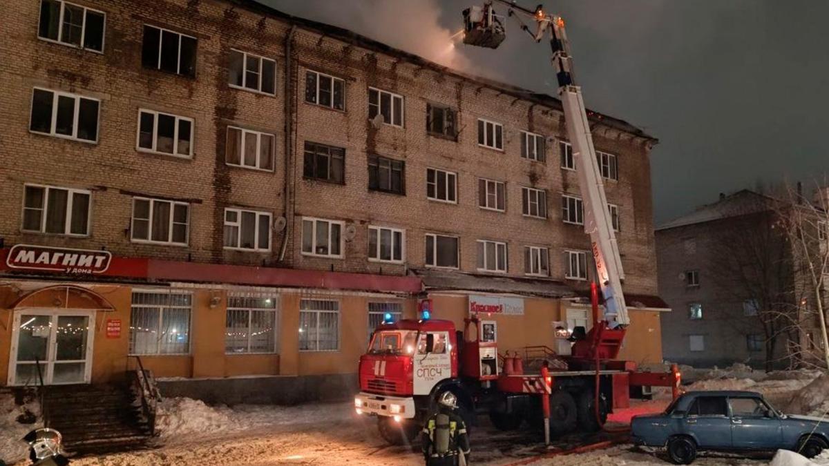 В Тульской области загорелась крыша жилого дома — РБК