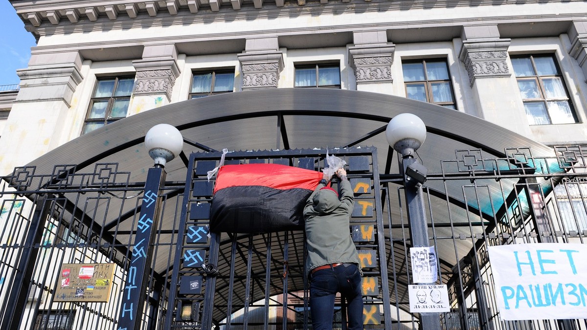 Один из участников беспорядков у посольства России в Киеве, устроенных представителями националистицеских организаций.
