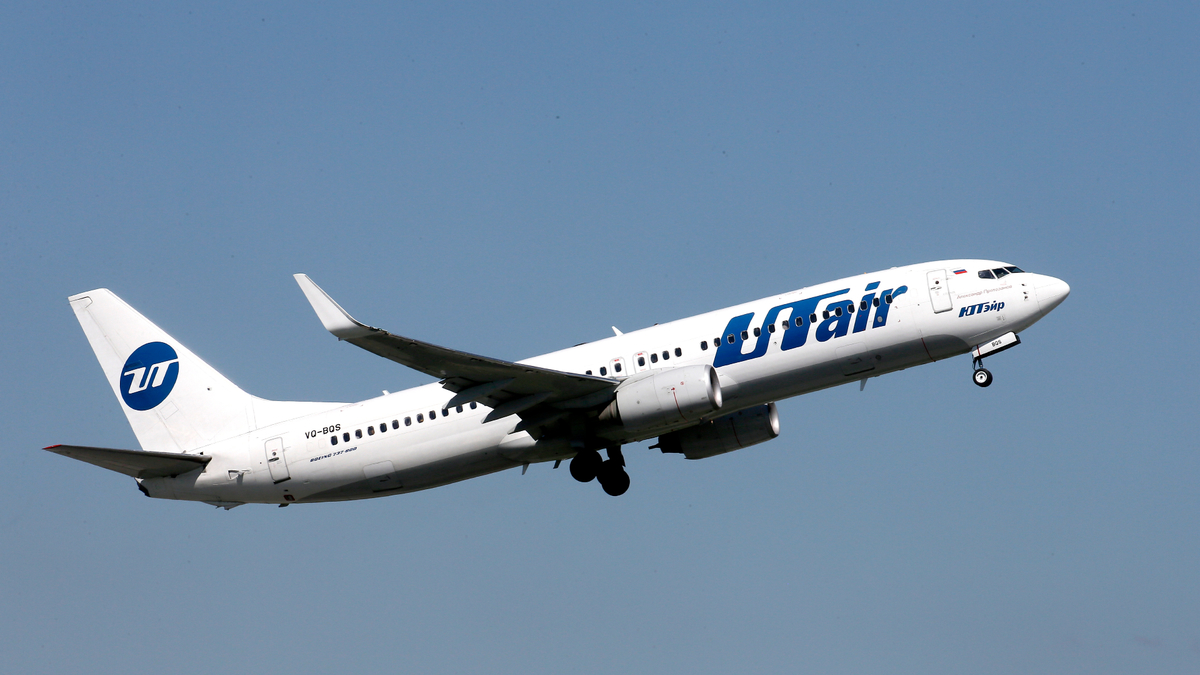 Самолет Utair не смог вылететь из Сургута после жалоб пассажиров на гарь —  РБК