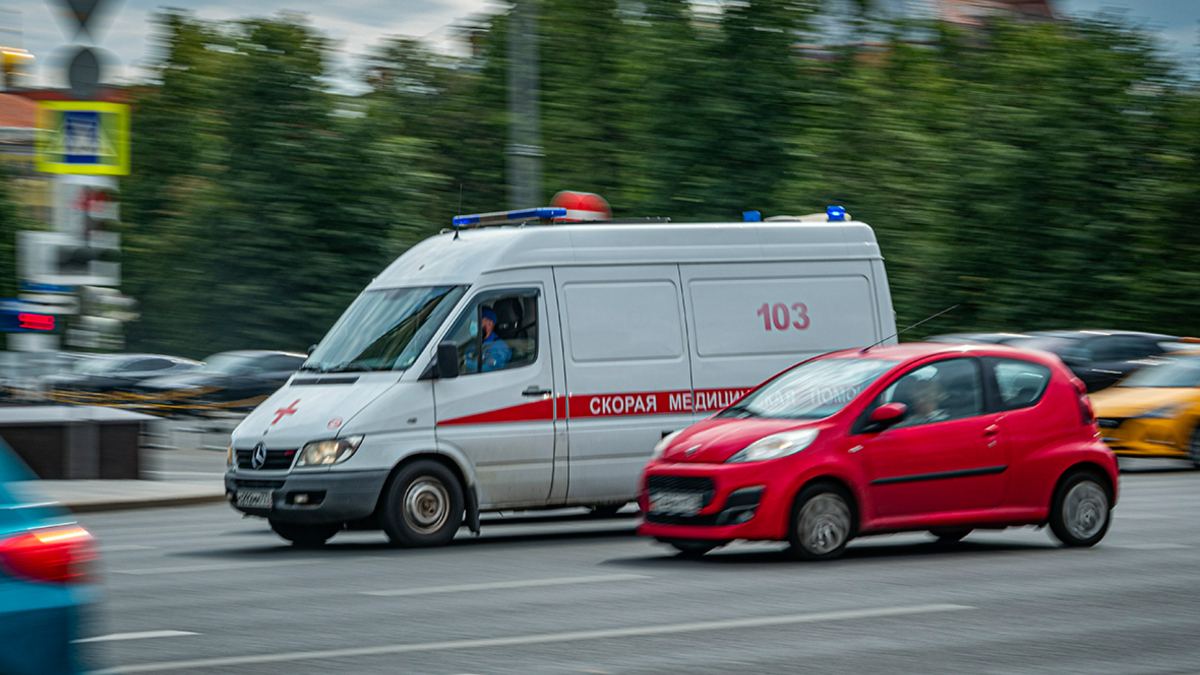 В Москве водитель машины каршеринга врезался в автобусную остановку — РБК