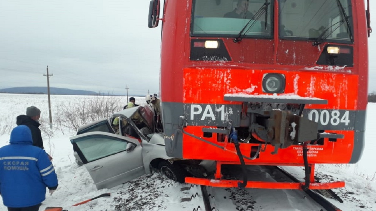 В ДТП с электричкой в Башкирии погибли два человека — РБК