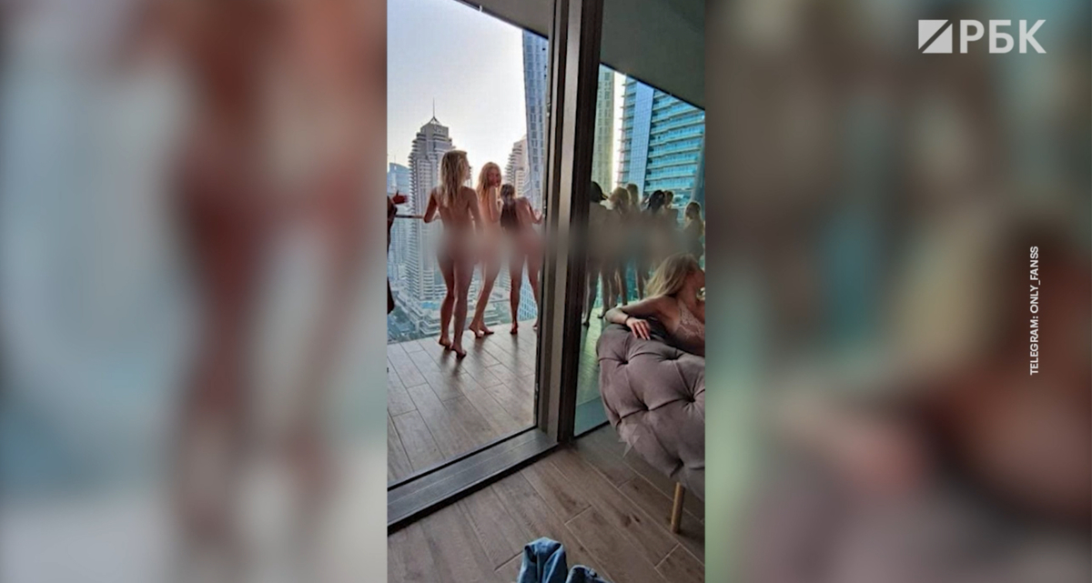 девочки голые на балконе