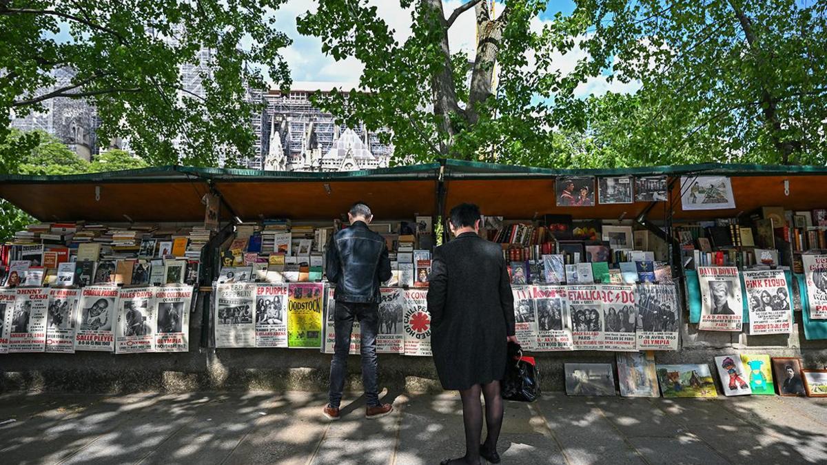 Книготорговцы Парижа возмутились планами переселить их с берега Сены — РБК