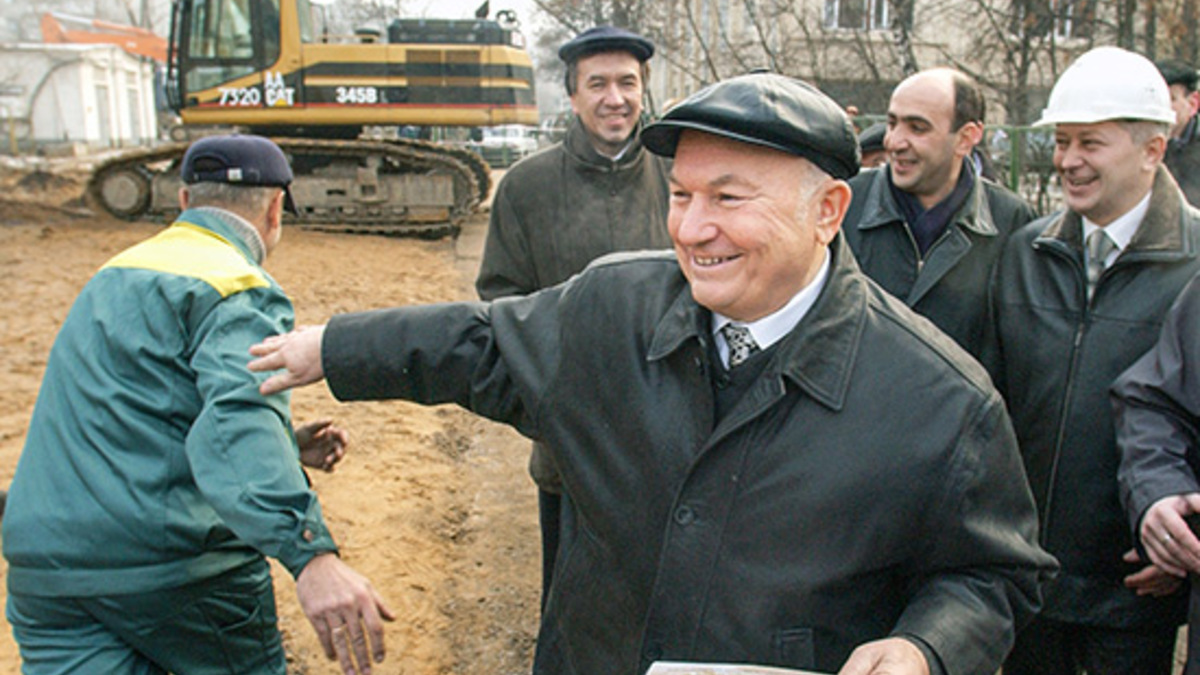 Лужков рассказал о своем опыте сноса пятиэтажек без акций протеста — РБК