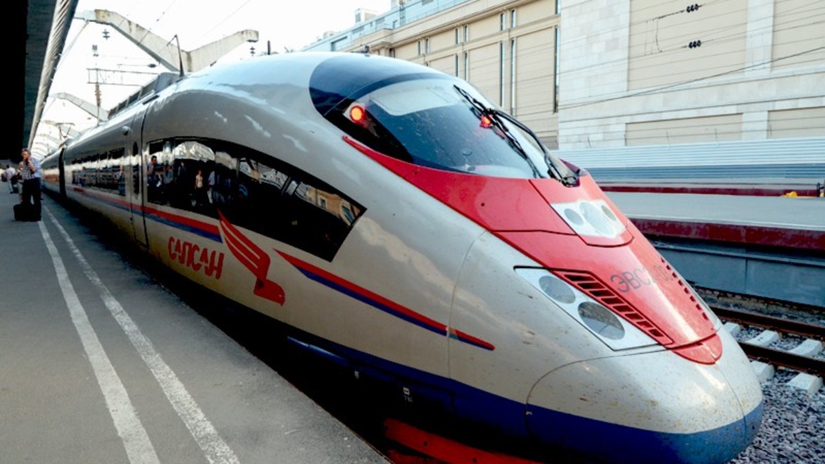 "Сапсан" (Velaro RUS), производство Siemens
Высокоскоростные поезда "Сапсан" (Velaro RUS) производства немецкого концерна Siemens начали курсировать по маршруту Москва - Санкт-Петербург в декабре 2009г., а в июле 2010-го - между Москвой и Нижним Новгородом. Первый контракт на поставку и техобслуживание в течение 30 лет восьми "Сапсанов" ОАО "РЖД" и Siemens подписали в 2007г., его стоимость составила 600 млн евро. В декабре 2011г. был заключен новый контракт на такую же сумму на поставку и обслуживание еще восьми поездов. На сегодня "Сапсаны" перевезли около 10,5 млн пассажиров.