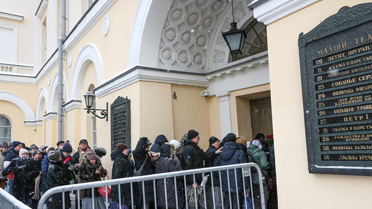 Прощание организовано в Малом театре, худруком которого Юрий Соломин был с 1988 года