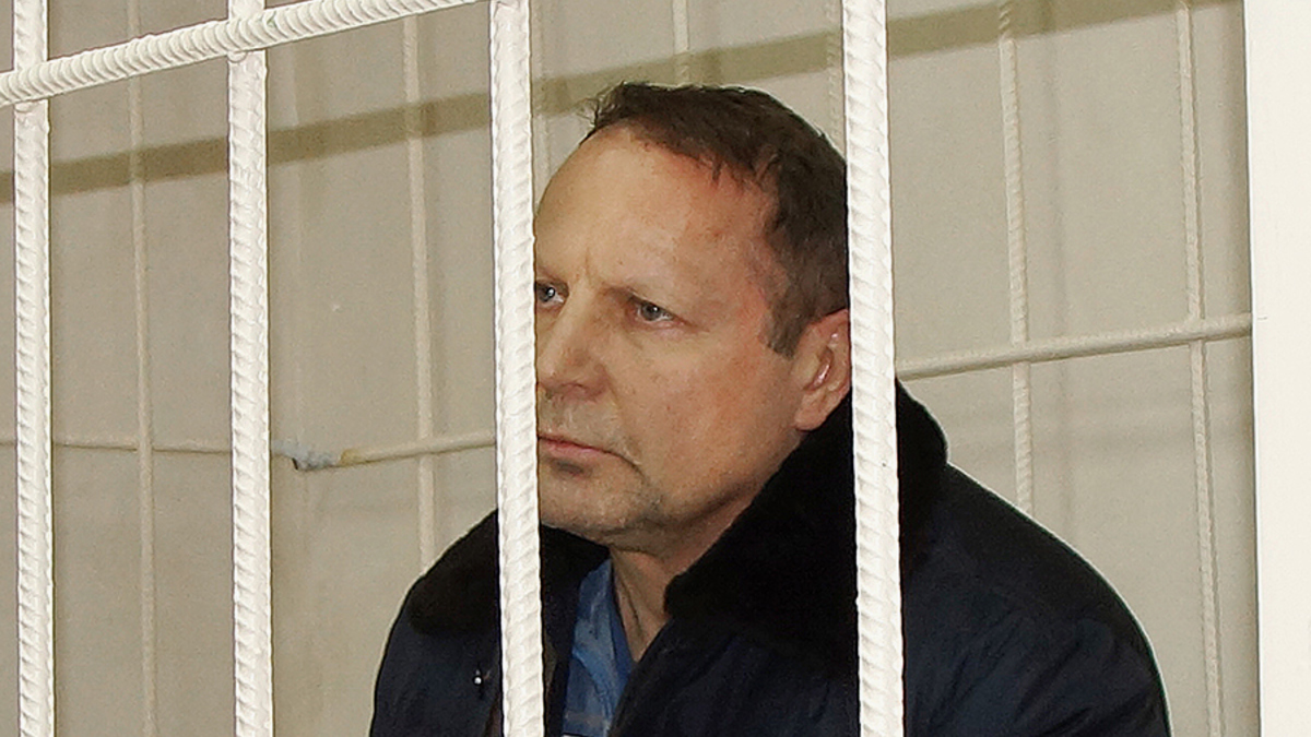 По данным следственного комитета, Юрий Пичугин в 1994 году создал на территории Коми «преступную группу, объединенную единой целью совместного совершения тяжких и особо тяжких преступлений, направленных на получение финансовой и иной материальной выгоды». В ОПГ входили в том числе спортсмены и бывшие военнослужащие. По версии следствия, долгое время они занимались вымогательством, а также «незаконно изымали у предпринимателей денежные средства для обеспечения их личной безопасности и безопасности имущества от противоправных посягательств».
В ОПГ действовали единые для всех нормы и правила, а также система санкций за их нарушение. «Именно с этого времени ОПГ приобрела присущие только преступной организации иерархическое организационное построение, сплоченность, устойчивость, отработанную систему конспирации и защиты от правоохранительных органов, масштабность действий», — говорится в сообщении СК.
В середине 2000-х участники ОПГ занялись отмыванием средств, вкладывая их в организации общественного питания, организации в сфере досуга и услуг, а также занимающиеся пассажирскими и грузоперевозками, лесозаготовкой. В 2017 году СК завел уголовное дело в отношении Пичугина и членов ОПГ. Их подозревают в создании преступной организации, участии в ней, а также незаконных приобретении, передаче, перевозке и хранении огнестрельного оружия, его составных частей и боеприпасов (ст.ст. 210, 222 УК РФ).