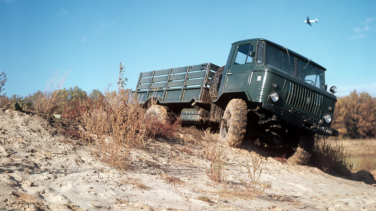 Сборная бумажная модель ГАЗ-66 с красно-белой кабиной (Ак71 - Александр Кудрявцев)