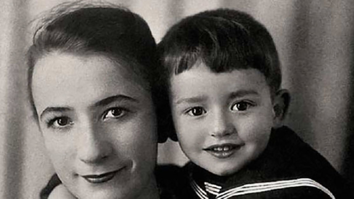 На фото: Градский с матерью Тамарой
Александр Градский родился 3 ноября 1949 года в Копейске Челябинской области. Его отец Борис Фрадкин был инженером-механиком, уроженец Харькова, эвакуированный с родителями в Челябинск в 1941 году. Мать — Тамара Павловна Градская. В 1957 году семья переехала в Москву. Большое влияние на развитие будущего музыканта оказала его мать, выпускница ГИТИСа. До 14 лет Александр носил фамилию отца, а в 1963 году взял фамилию матери, сразу после ее смерти