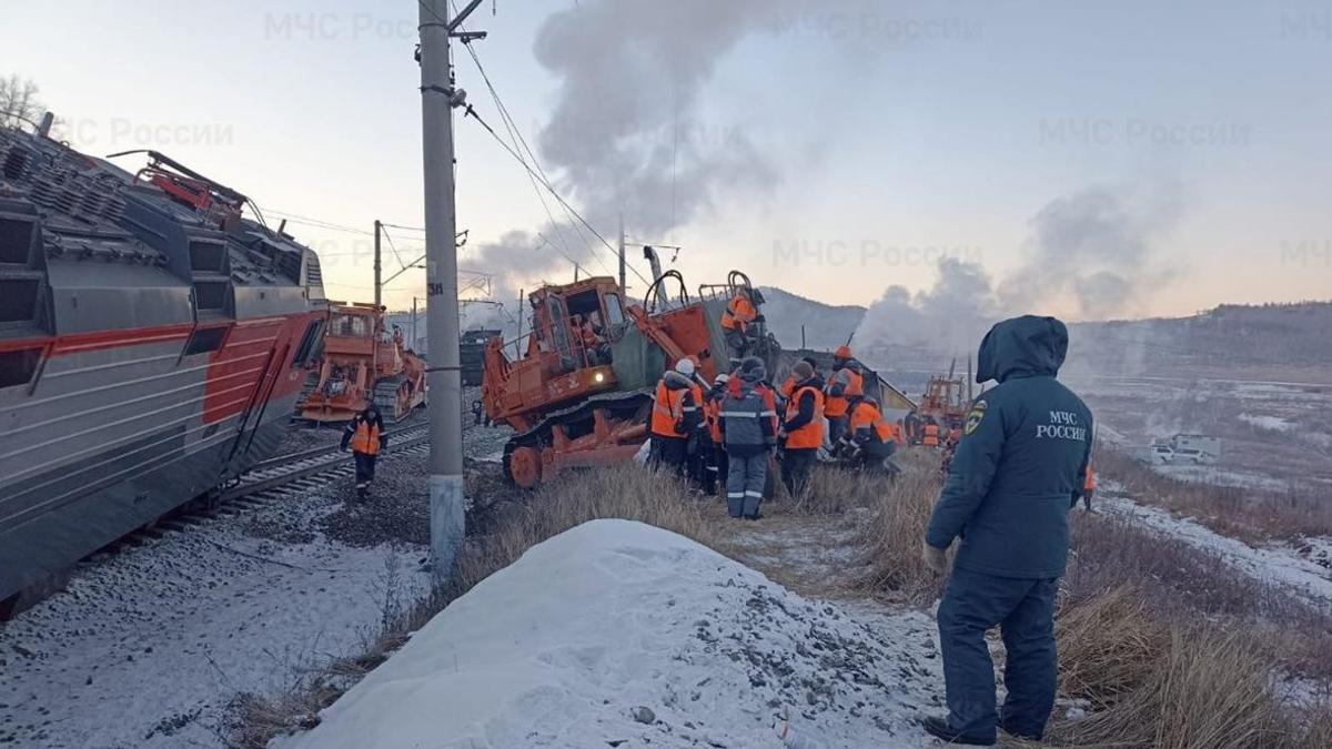 В МЧС назвали причину схода вагонов поезда с рельсов в Забайкальском крае —  РБК