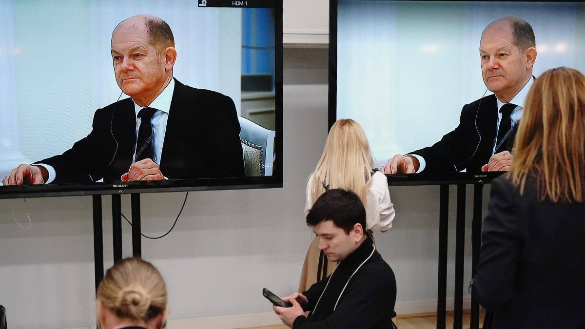 Трансляция встречи Олафа Шольца и Владимира Путина в пресс-центре