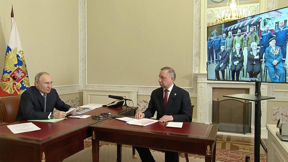 Владимир Путин и Александр Беглов (слева)