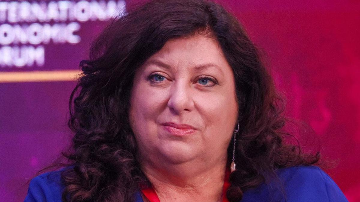 тік емізіктері бар әйел Желіде жас қыздардың дилдомен көңіл көтеруін көріңіз.