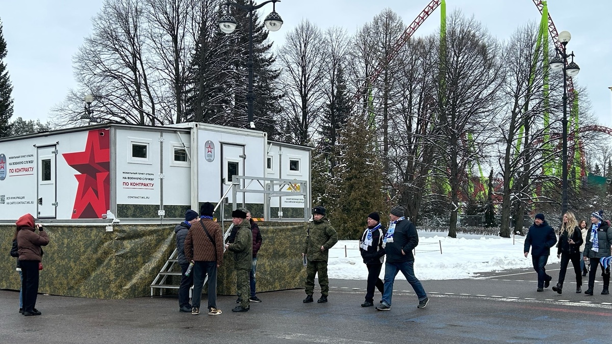 У стадиона «Газпром Арена» открыли пункт отбора на военную службу — РБК