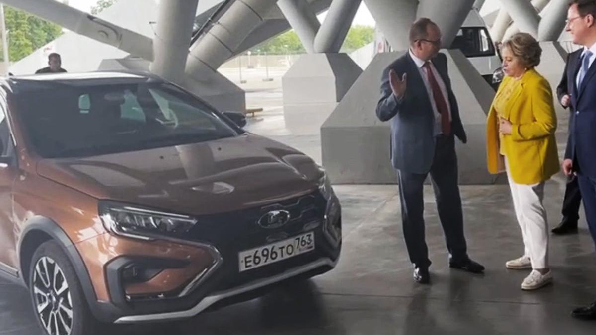 Валентина Матвиенко похвалила Lada Vesta за дизайн и удивилась отсутствию  автомата :: Autonews