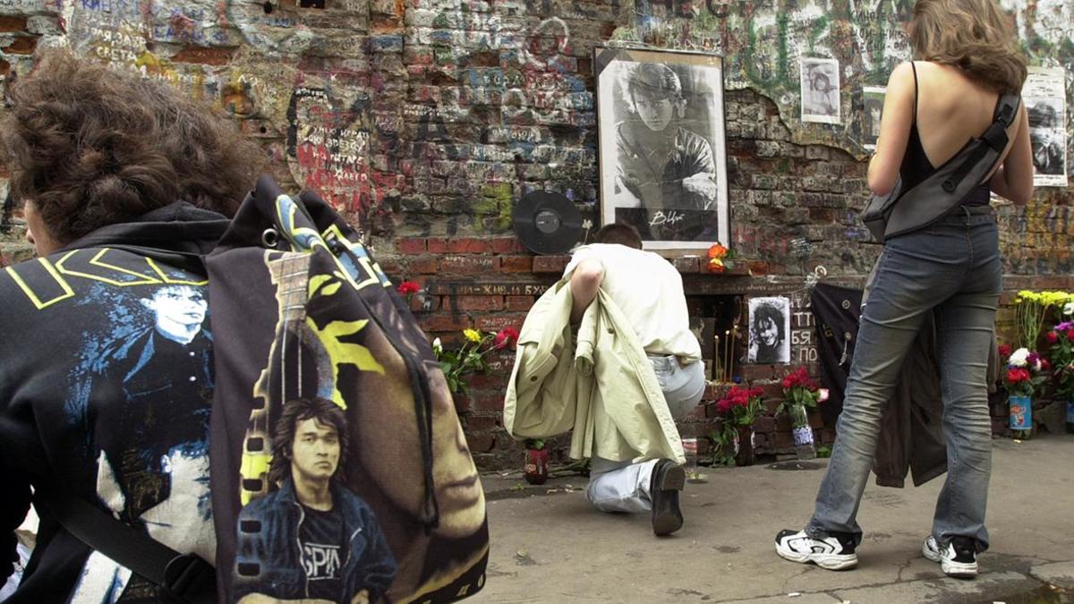 У Стены памяти Виктора Цоя на Арбате
