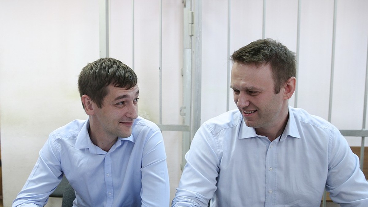 Алексей Навальный и его брат Олег (справа налево)