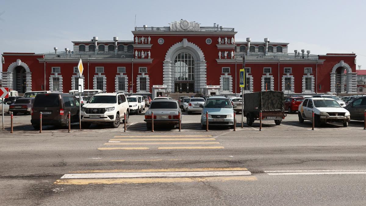 Дрон врезался в здание железнодорожного вокзала в Курске — РБК