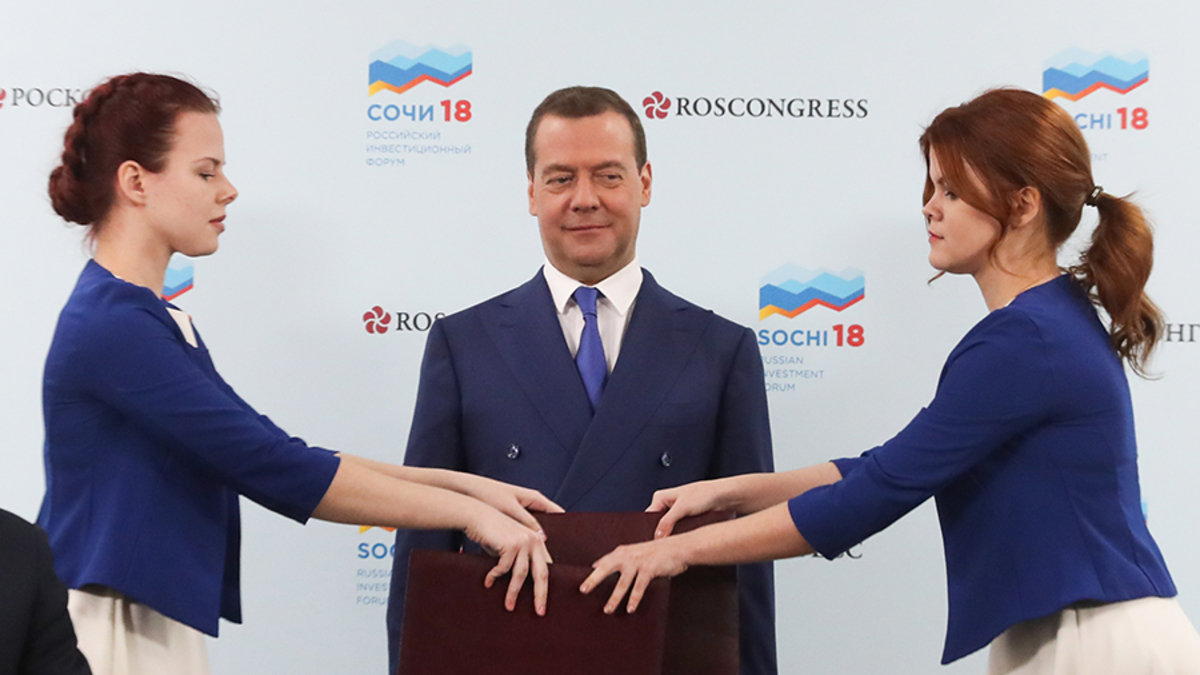 О росте экономики
«Рост экономики фиксируется уже третий год подряд. Однако качество роста нас пока не устраивает. На него влияет много разных факторов. И, что самое главное, этот рост пока не ощущается нашими гражданами»
Читать подробнее
О любви
«Работы непочатый край, но мы в то же время не должны забывать о том, что мы живем здесь и сейчас. По-разному относятся к соответствующему дню (День всех влюбленных. — РБК), но, действительно, любовь — очень важная часть нашей жизни»
Читать подробнее
О здоровом образе жизни
«Все мы рождаемся с уверенностью, что мы будем здоровы абсолютное большинство отведенных нам лет. И до поры до времени человек считает, что он абсолютно здоров, и пребывает в этом расположении духа довольно долго. Но очевидно, что следить за собственным здоровьем — это наша личная обязанность. <...> Когда я переехал в Москву, нагрузки на организм возросли. Госслужащие просто обязаны работать много, а если говорить о руководителях, то у них зачастую рабочий день не то что ненормированный, он почти круглосуточный. И я понял, что если я не буду уделять этому внимание, не буду каждый день ходить в тренажерный зал, я просто не выдержу»
Читать подробнее