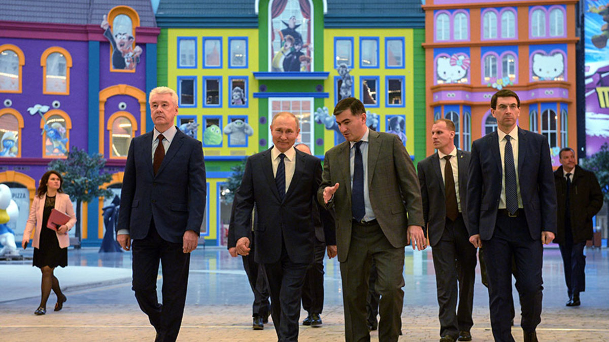 Перед открытием парк посетили президент России Владимир Путин и мэр Москвы Сергей Собянин (слева), который рассказал главе государства, что «Остров мечты» был построен на частные инвестиции, составившие $1,5 млрд