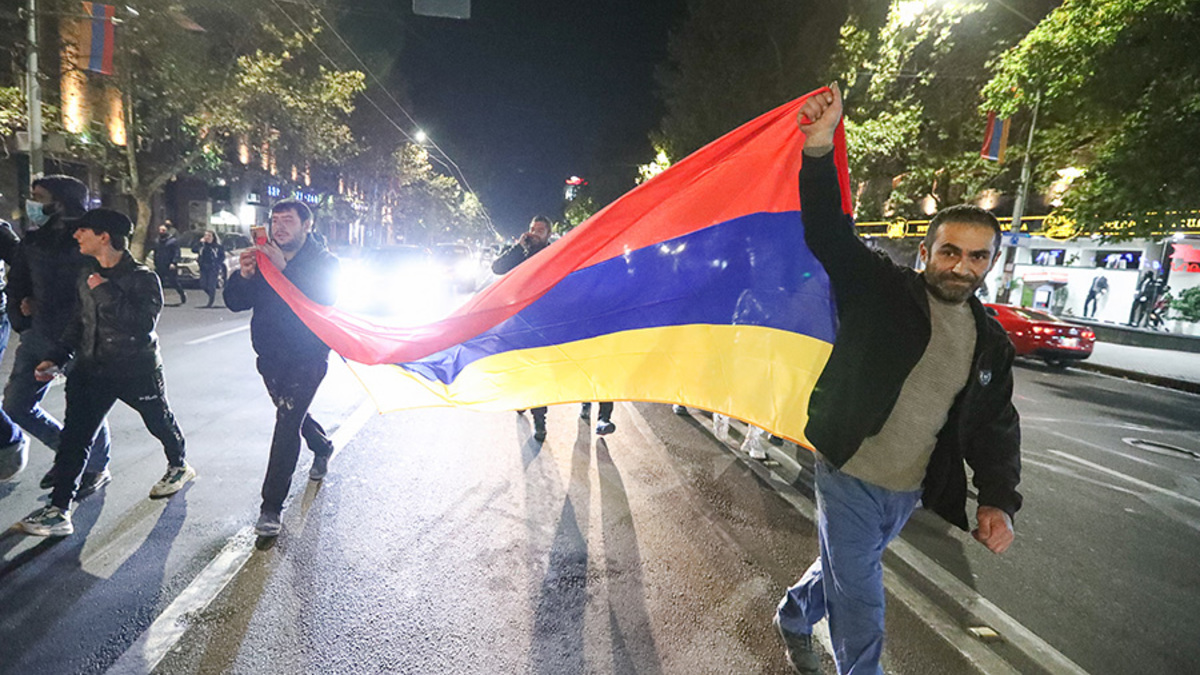Известие об окончании войны и его условиях вызвало протесты в Ереване. На главной площади собрались несколько сотен человек